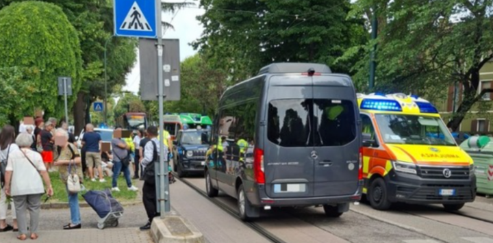 货车超车电车，两名年仅7/8岁的华人小孩在人行道上被撞