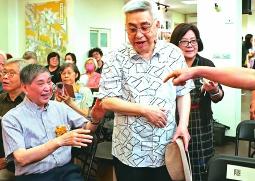 隐地克服眼疾出席尔雅出版社50周年 白先勇、席慕容等名家齐聚