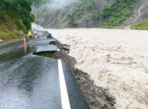 路断、淹水…南台湾暴雨成灾 半个台南泡水中 有人坐船去洗肾