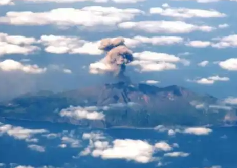 日本御岳火山喷发烟柱达1300米 火山口附近禁止进入
