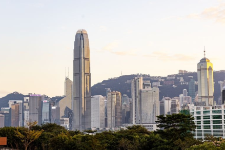 香港中环甲厦净吸纳量十年新高 写字楼租赁市场因何回暖？