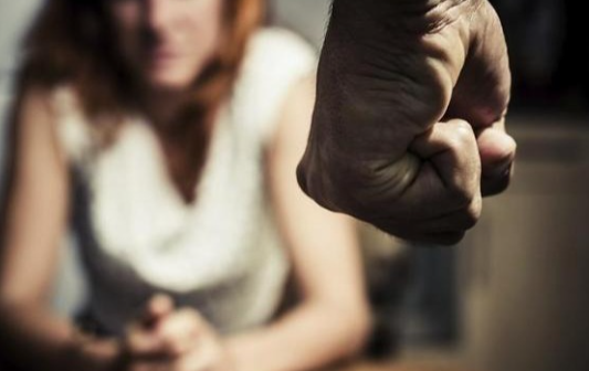 “震慑厌女犯罪”：意大利单独为谋杀女性立法，适用想分手而被杀害案例  ​