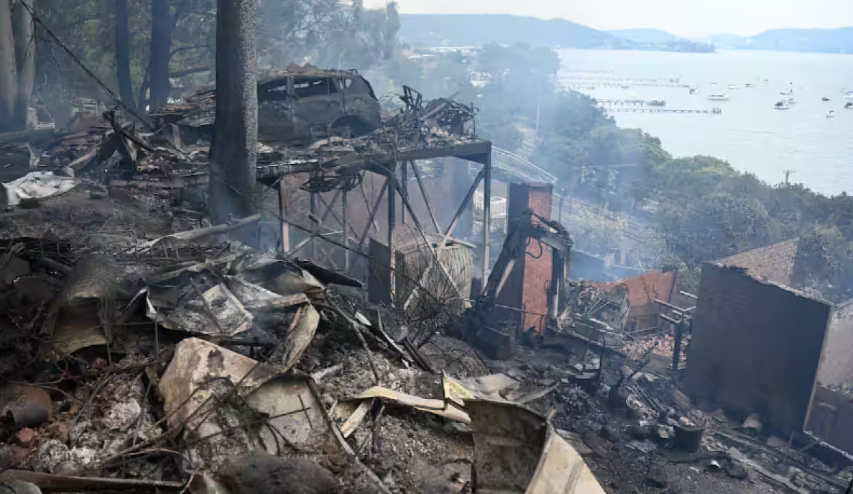 新州丛林大火烧毁多座房屋 一名消防员殉职