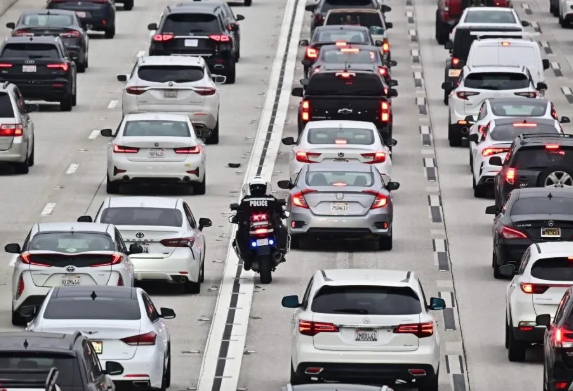 加州将开征“里程税”！曝两车家庭每年缴纳金额