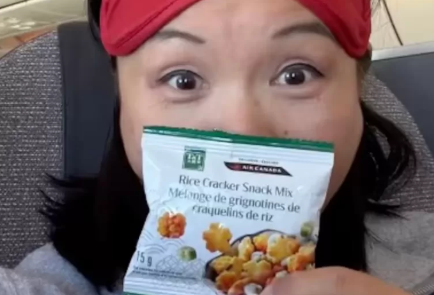 厉害了!加航飞机上也有大统华零食了