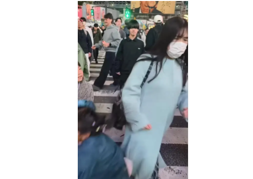台女童在涩谷被撞飞妈妈心疼自责道歉、各国网友声援谴责暴力