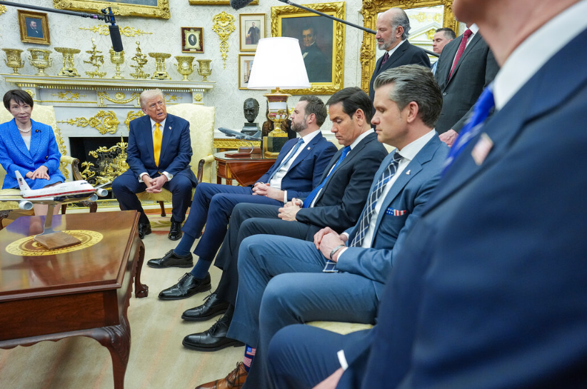 特朗普用珍珠港事件开玩笑，高市早苗面露尴尬